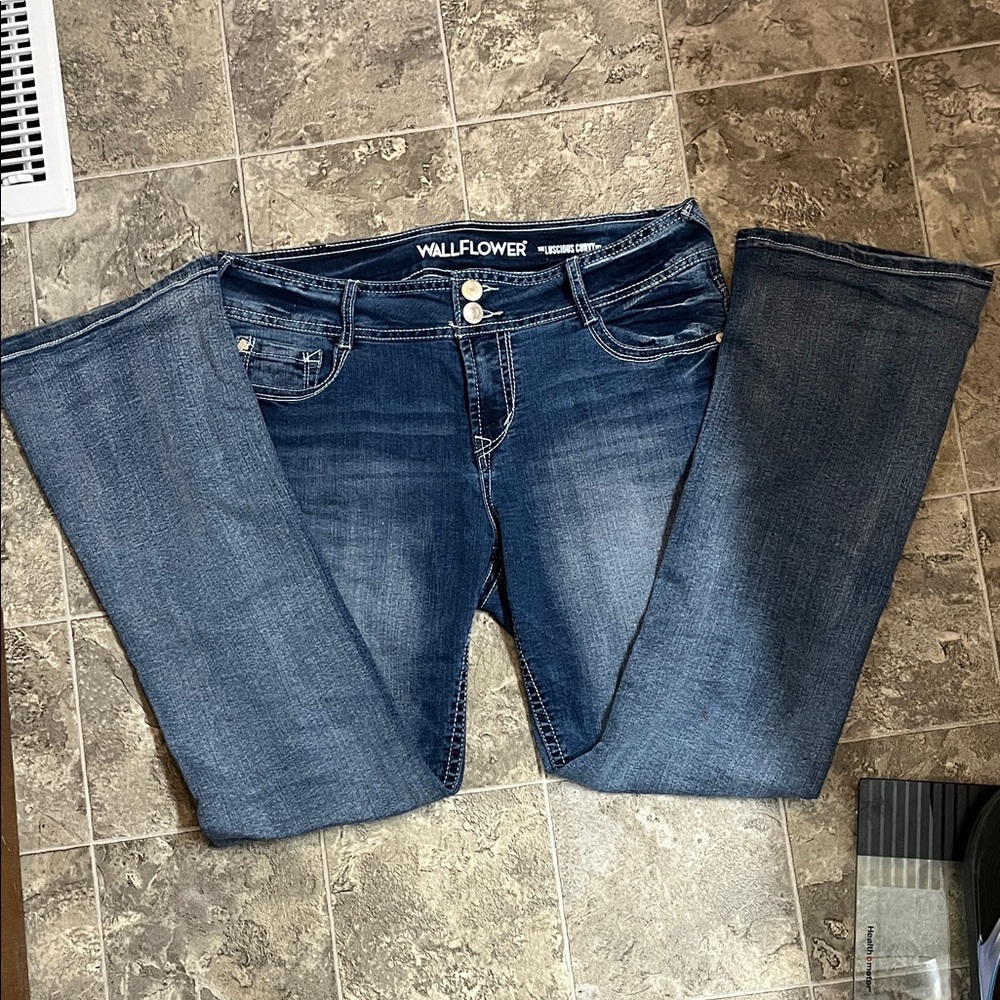 Like new - Wallflower Women's Junior’s Boot Cut Jeans The Lucious Curvy Fit 13